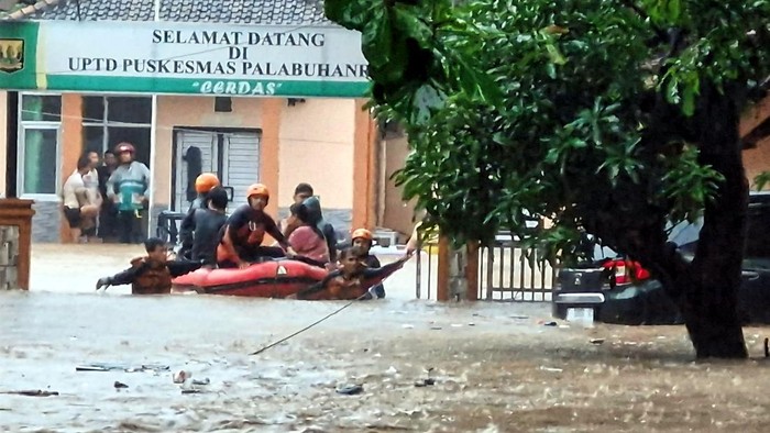 Tim SAR Evakuasi 24 Orang Penyintas Banjir di Puskesmas Palabuhanratu