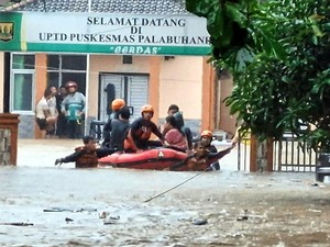 Tim SAR Evakuasi Puluhan Warga Terjebak Banjir Bandang di Puskesmas Sukabumi