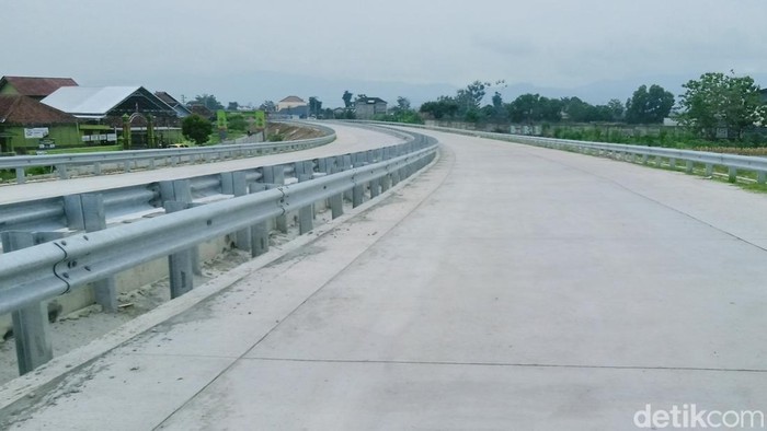 Badan Jalan tol Jogja-Solo di gerbang tol Prambanan, Klaten, Rabu (4/12/2024).