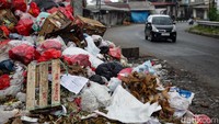Sampah tersebut menumpuk di pinggir jalan Pasar Cimanggis. Bau tak sedap dapat tercium sepanjang kurang lebih 100 meter di ruas jalan tersebut.  