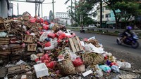 Bagi pengendara yang melintas dekat tumpukan sampah, harap tahan napas sejenak ya.   