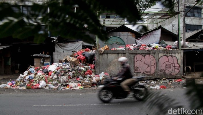 Bau tidak sedap menusuk hidung saat melintas di Pasar Cimanggis, Tangerang Selatan (Tangsel). Bau tersebut berasal dari tumpukan sampah di pasar.