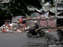 Tumpukan Sampah di Pasar Cimanggis Tangsel Picu Bau Tak Sedap