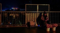 Lebih dari 1 juta orang kehilangan daya listrik setelah serangan itu, dan jutaan lainnya mengalami pemadaman listrik bergilir yang semakin intensif. REUTERS/Alina Smutko  