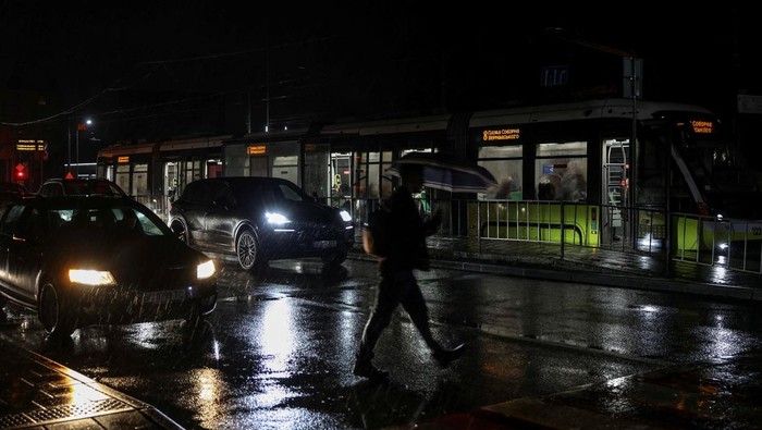Ukraina Gelap Gulita Usai Infrastruktur Energi Diserang Rusia A man crosses a street during partial power cuts, amid Russia's attack on Ukraine, in Lviv, Ukraine November 28, 2024. REUTERS/Roman Baluk