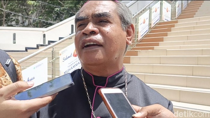Uskup Agung Kupang Mgr Hironimus Pakaenoni memberikan keterangan kepada awak media di sela Milad ke-112 Muhammadiyah. (Simon Selly/detikBali)