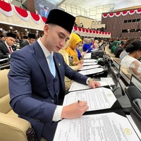 Selalu tampil rapi dan stylish, pesona dan kharisma Verrel semakin terpancar usai menjadi anggota DPR. Penampilannya saat mengenakan setelan jas dan peci juga selalu banjir pujian netizen. Foto: Instagram/@bramastavrl