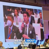 Dalam video singkat yang dibagikan, putra Venna Melinda itu tampak begitu lancar berbahasa Inggris hingga membuat tak sedikit netizen kagum dan memberikan pujian. Verrel juga tetap terihat santai dan tak terbata-bata saat menyampaikan pendapat dan usulannya tersebut. Foto: Instagram/@bramastavrl