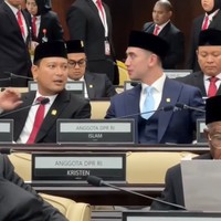 Meski kemampuan berbahasa Inggris Verrel patut diacungi jempol, namun rupanya ada juga netizen yang mengomentari isi pembahasan Verrel. Dalam unggahannya, akun X @nabiylarisfa merasa jika yang disampaikan Verrell itu justru hanya sebatas omong kosong. Cannot believe Varrel is fluent in speaking stuff without actually saying anything about stuff… alias, kalian dengerin nggak sih yang dia omongin itu apa??? Nggak ada isinya gaes, kenapa dipuji, tulisnya. Foto: Instagram/@bramastavrl