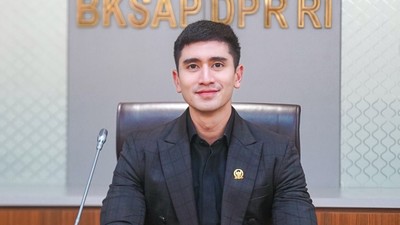 8 Gaya Verrel Bramasta Jadi Anggota DPR, Bahasa Inggrisnya Jadi Sorotan