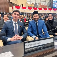 Dikenal sebagai aktor berbakat, Verrel Bramasta saat ini diketahui sudah terjun ke dunia politik dengan menjadi anggota DPR. Gayanya selama menjadi anggota DPR pun jadi sorotan dan banyak diperbincangkan. Foto: Instagram/@bramastavrl