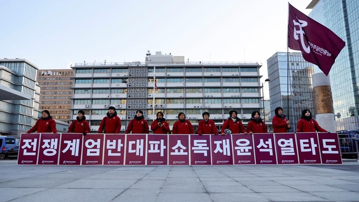 People take part in a rally to demand South Korean President Yoon Suk Yeol's removal from power, in Seoul, South Korea, December 4, 2024. REUTERS/Kim Soo-hyeon