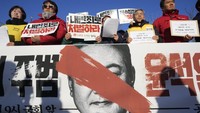 Warga menggelar unjuk rasa untuk menuntut Presiden Korea Selatan Yoon Suk Yeol mengundurkan diri di depan Majelis Nasional di Seoul, Korea Selatan, Rabu (4/12/2024). (AP Photo/Ahn Young-joon)