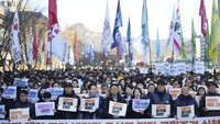 Mereka membawa spanduk bertuliskan hukuman untuk presiden saat berunjuk rasa. (AP Photo/Lee Jin-man)
