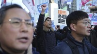 Mereka berkumpul di luar gedung parlemen dan di jalan-jalan sekitarnya. (AP Photo/Lee Jin-man)