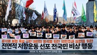 Para pengunjuk rasa marah dan bingung ketika Yoon menetapkan status darurat militer dengan alasan mengusir hantu komunis. (REUTERS/Soo-hyeon Kim) 