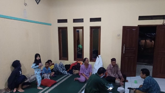 Warga Sukabumi mengungsi gegara pergerakan tanah