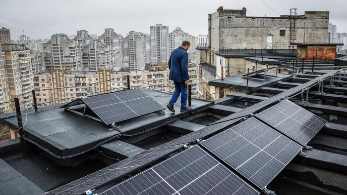 Warga Ukraina Andalkan Panel Surya saat Pemadaman Listrik Musim Dingin Valerii Pyndyk, head of a housing association board, appears on the roof of an apartment building, where solar panels were installed, amid Russia's attack on Ukraine, in Kyiv, Ukraine, November 14, 2024. REUTERS/Alina Smutko