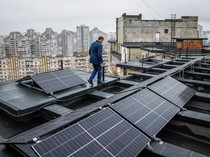 Warga Ukraina Andalkan Panel Surya saat Pemadaman Listrik Musim Dingin