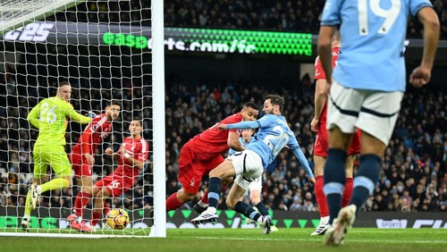 MANCHESTER, ENGLAND - DECEMBER 04: Bernardo Silva of Manchester City scores his teams first goal during the Premier League match between Manchester City FC and Nottingham Forest FC at Etihad Stadium on December 04, 2024 in Manchester, England. (Photo by Michael Regan/Getty Images)