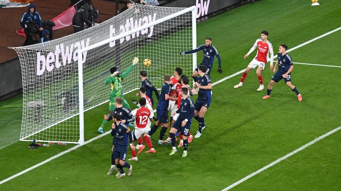 LONDON, ENGLAND - DECEMBER 04: Jurrien Timber of Arsenal scores his teams first goal  during the Premier League match between Arsenal FC and Manchester United FC at Emirates Stadium on December 04, 2024 in London, England. (Photo by Alex Burstow/Arsenal FC via Getty Images)