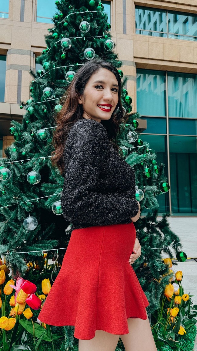 Acha Sinaga saat ini tengah hamil anak ketiga. Kabar kehamilannya itu dibagikan melalui sebuah video singkat. Diperkirakan anak ketiganya itu juga akan masuk sebagai generasi beta yang lahir di tahun 2025. Foto: Instagram @achasinaga