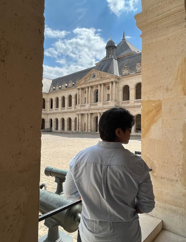 Lahir pada 14 Mei 2007, Adrian kini sudah berusia 17 tahun. Sosoknya kerap mencuri atensi kala tampil di Instagram sang mama. Foto: Instagram/@paramitha118real/@adrian_bago