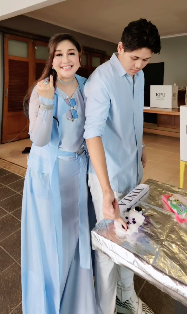 Sudah remaja, tinggi Adrian kini juga sudah mengalahkan sang mama. Semakin besar putra semata wayang Paramitha itu terlihat semakin tampan. Foto: Instagram/@paramitha118real/@adrian_bago