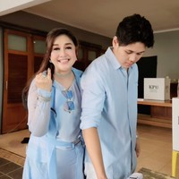 Sudah remaja, tinggi Adrian kini juga sudah mengalahkan sang mama. Semakin besar putra semata wayang Paramitha itu terlihat semakin tampan. Foto: Instagram/@paramitha118real/@adrian_bago