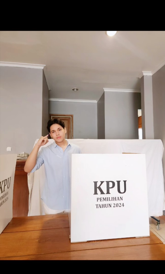 Penampilan Adrian juga makin menawan dengan tubuh yang terlihat sudah semakin ramping. Banyak yang menyebut jika Adrian mirip dengan ibunya. Foto: Instagram/@paramitha118real/@adrian_bago