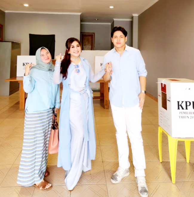 Anak artis senior yang saat ini masih duduk di bangku SMA itu juga kerap membagikan foto-fotonya ke akun Instagram pribadinya di @adrian_bago. Hingga saat ini dirinya sudah memiliki lebih dari 1,8 ribu pengikut. Foto: Instagram/@paramitha118real/@adrian_bago