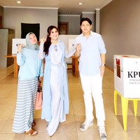 Anak artis senior yang saat ini masih duduk di bangku SMA itu juga kerap membagikan foto-fotonya ke akun Instagram pribadinya di @adrian_bago. Hingga saat ini dirinya sudah memiliki lebih dari 1,8 ribu pengikut. Foto: Instagram/@paramitha118real/@adrian_bago