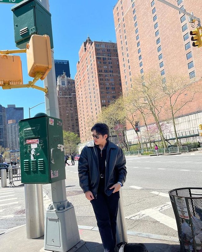 Seperti banyak anak muda lainnya, Adrian juga punya gaya yang stylish yang makin menunjang penampilannya. Potret tersebut diambil saat Adrian sedang berada di New York. Foto: Instagram/@paramitha118real/@adrian_bago