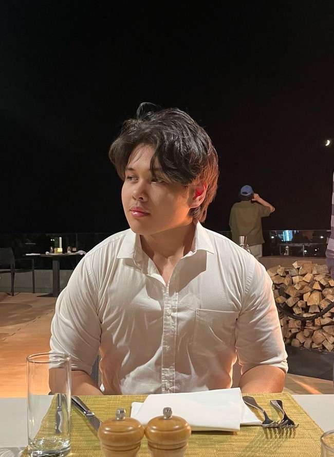 Anak semata wayang Paramitha Rusady, Adrian Tegar Maharaja Bago, kini telah beranjak dewasa. Adrian diketahui merupakan hasil pernikahan Paramitha dengan Nenad Bago. Foto: Instagram/@paramitha118real/@adrian_bago