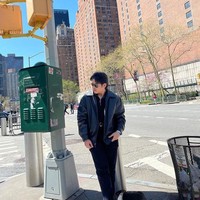 Seperti banyak anak muda lainnya, Adrian juga punya gaya yang stylish yang makin menunjang penampilannya. Potret tersebut diambil saat Adrian sedang berada di New York. Foto: Instagram/@paramitha118real/@adrian_bago