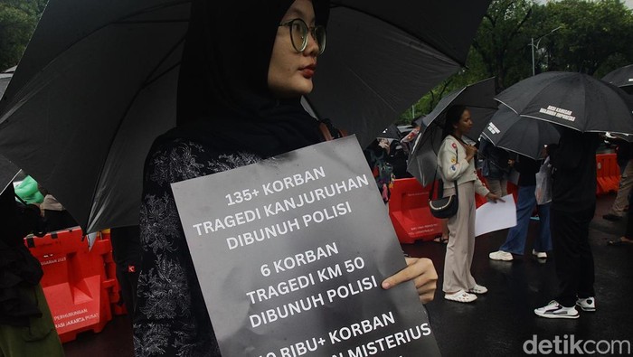 Sejumlah pegiat HAM berdiri tegak saat aksi Kamisan ke-843 di depan Istana Merdeka, Jakarta, Kamis (5/12/2024). Mereka memegang berbagai poster terkait peristiwa pembunuhan yang melibatkan oknum aparat kepolisian. Selain itu, para peserta aksi mendesak pemerintah serius terhadap komitmen pemberantasan korupsi di Indonesia.