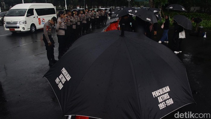 Aksi Kamisan ke-843 Kritisi Institusi Kepolisian Sejumlah pegiat HAM berdiri tegak saat aksi Kamisan ke-843 di depan Istana Merdeka, Jakarta, Kamis (5/12/2024). Mereka memegang berbagai poster terkait peristiwa pembunuhan yang melibatkan oknum aparat kepolisian. Selain itu, para peserta aksi mendesak pemerintah serius terhadap komitmen pemberantasan korupsi di Indonesia.