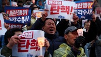 Para demonstran menggelar protes menyalakan lilin di luar gedung Majelis Nasional Korea Selatan pada Kamis (5/12/2024), dua hari setelah presiden Yoon Suk Yeol mengumumkan darurat militer di negara itu, sebelum membatalkan keputusan tersebut beberapa jam kemudian setelah kebuntuan yang kacau antara parlemen dan tentara.