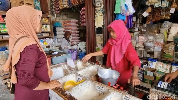 Aktivitas jual beli di Pasar Boyolali, Kamis (5/12/2024).