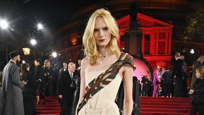 Foto: Transgender Alex Consani Kalahkan Wanita Asli Jadi Model of The Year