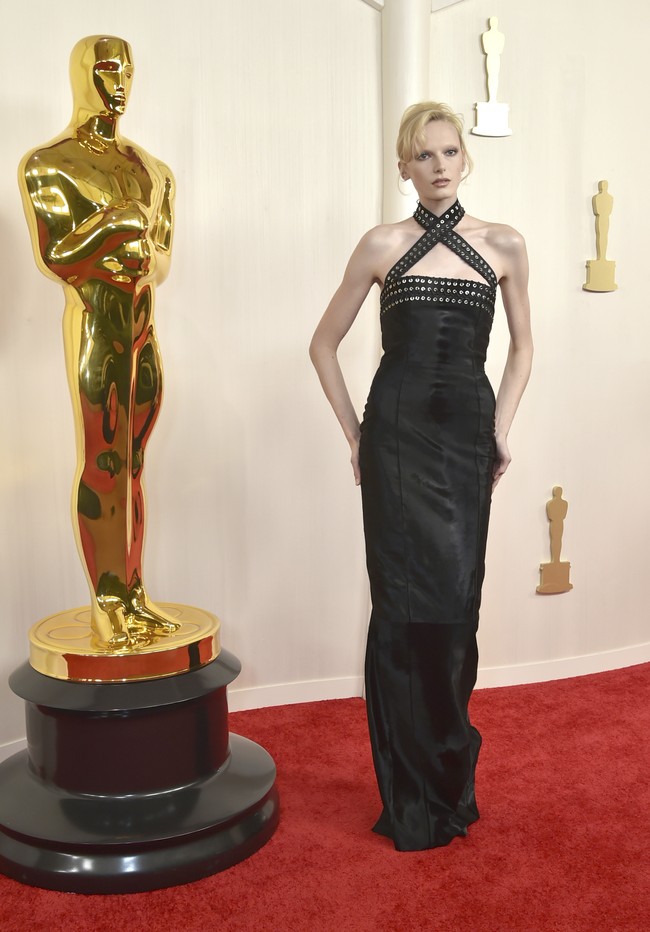 Kadang menakutkan, karena jika Anda membicarakan kebutuhan akan keragaman kepada orang-orang yang memiliki kuasa, mereka mungkin akan mencoret Anda dan berkata, Jika Anda tidak senang, kami akan memastikan Anda tidak dilibatkan, ujarnya. Saya tidak melihat orang-orang yang menginspirasi saya mendapatkan pekerjaan yang sama atau dukungan yang sama seperti saya. Ini menyedihkan. Di mana boneka-boneka warna kulit? Di mana model Asia Selatan? Model Pribumi Amerika/Indigenous? Saya dekat dengan orang-orang dari komunitas ini, dan hal itu benar-benar mengubah pandangan saya tentang dunia mode. (Foto: Richard Shotwell/Invision/AP)