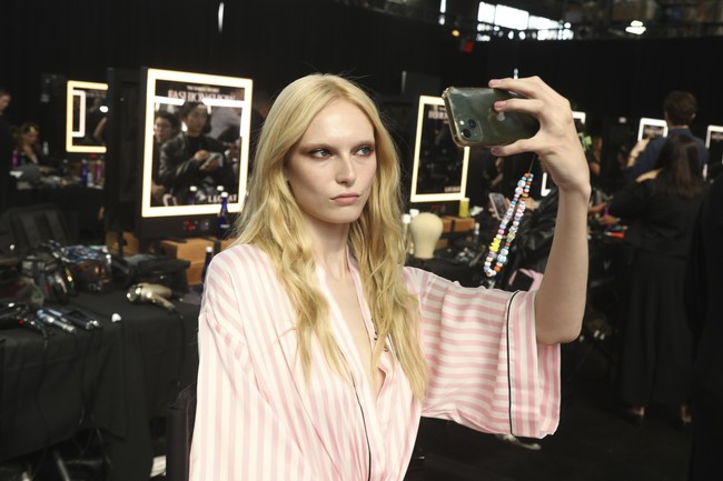 Alex, aku mencintaimu dan sangat bangga padamu, tulis Anok. British Fashion Council, terima kasih, tetapi aku tidak menginginkan ini lagi. Ia menambahkan, Jika kalian melihat usaha yang aku lihat dari Alex, kalian akan memahami betapa bangganya aku padanya. Alex bisa bangga, tapi aku merasa frustasi pada saat yang sama. Namun, itu tidak mengurangi rasa cinta kami satu sama lain. (Foto: Andy Kropa/Invision/AP)