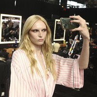 Alex, aku mencintaimu dan sangat bangga padamu, tulis Anok. British Fashion Council, terima kasih, tetapi aku tidak menginginkan ini lagi. Ia menambahkan, Jika kalian melihat usaha yang aku lihat dari Alex, kalian akan memahami betapa bangganya aku padanya. Alex bisa bangga, tapi aku merasa frustasi pada saat yang sama. Namun, itu tidak mengurangi rasa cinta kami satu sama lain. (Foto: Andy Kropa/Invision/AP)