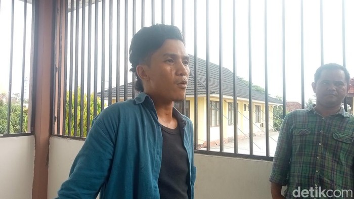 Angga usai melapor pengeroyokan yang dialaminya ke SPKT Polrestabes Palembang.