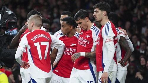 Arsenals Jurrien Timber, center, celebrates with teammates after scoring his sides first goal during the English Premier League soccer match between Arsenal and Manchester United at Emirates stadium in London, Wednesday, Dec. 4, 2024. (AP Photo/Kirsty Wigglesworth)