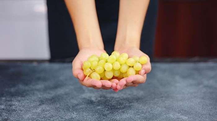 Mengapa Orang Makan 12 Butir Anggur di Bawah Meja Saat Tahun Baru?