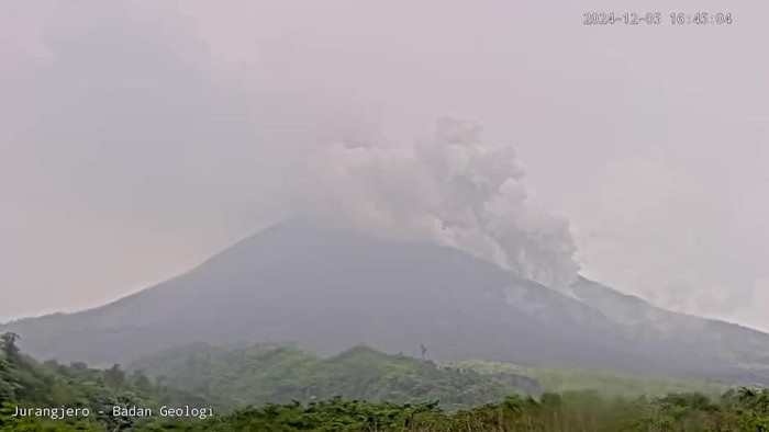 Awan panas guguran Gunung Merapi pukul 16.42 WIB, Kamis (5/12/2024).