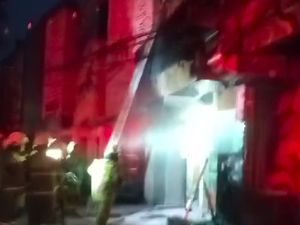 Kafe di Kemang Kebakaran, 16 Mobil Damkar Dikerahkan Padamkan Api