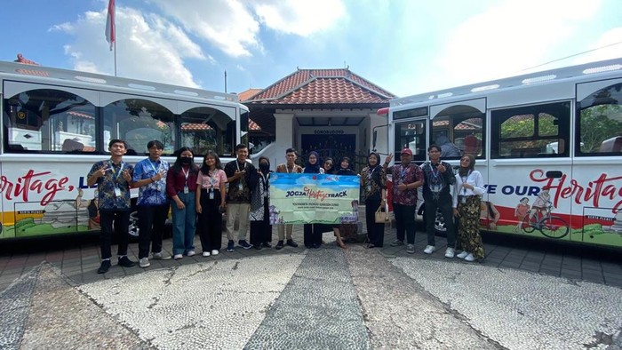 Berkeliling Yogyakarta bisa lho dengan bus gratis, yaitu dengan Jogja Heritage Track (JHT).