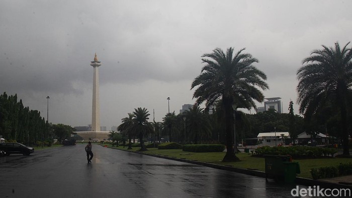 Awan hitam pekat memayungi kawasan Sudirman-Thamrin, Jakarta, Kamis (5/12/2024). BMKG memperkirakan akan terjadi badai dan potensi banjir besar pada masa libur natal dan tahun baru (nataru) 2024. Hal ini disebabkan oleh pergerakan seruak udara dingin dari dataran tinggi Siberia menuju Indonesia dan 'landing' pada 20 20 Desember sampai sekitar 29 Desember.